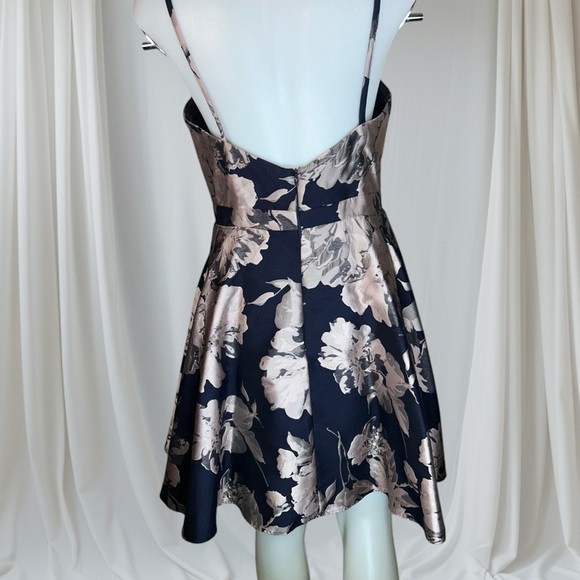 Xscape
Women Printed Open,Back Fit, Flare Floral, Navy, Cream Halter Dress Sz10 - Picture 6 of 12